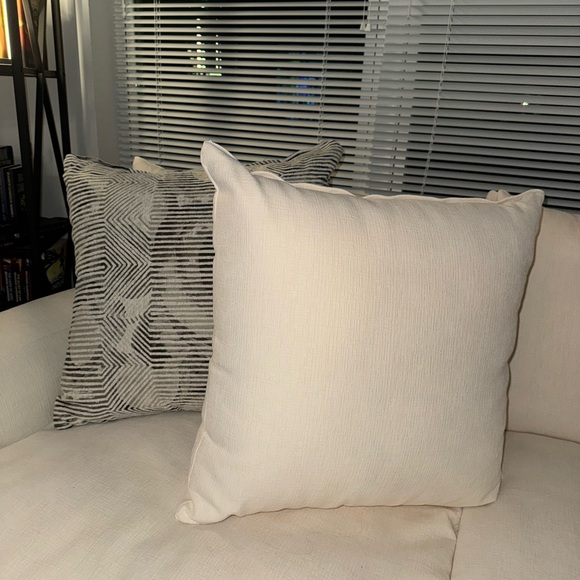 Abstract printed pillow - Picture 2 of 4